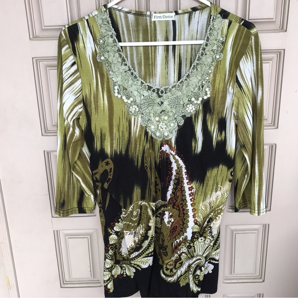 First choice pull over T-shirt, V-neck embellished with pearls and lace green